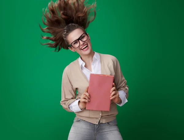 Glad Ung Student Kvinna Med Bok Hoppning Grön Bakgrund — Stockfoto