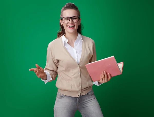 Uśmiechnięta Kobieta Nowoczesny Dom Studencki Książki Wyjaśniając Zielonym Tle — Zdjęcie stockowe