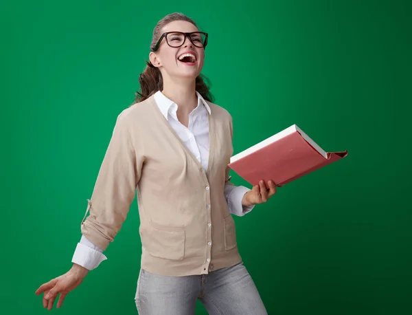 Młody Student Szczęśliwy Kobieta Książki Wyjaśniając Pozowanie Zielonym Tle — Zdjęcie stockowe