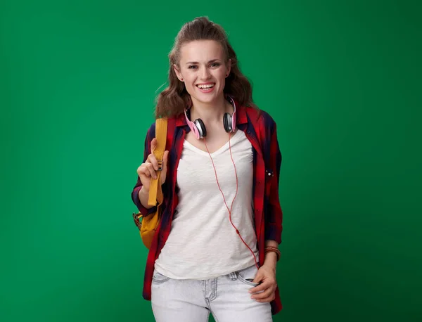 Gülümseyen Genç Öğrenci Kadın Sırt Çantası Kamera Yeşil Bir Arka — Stok fotoğraf