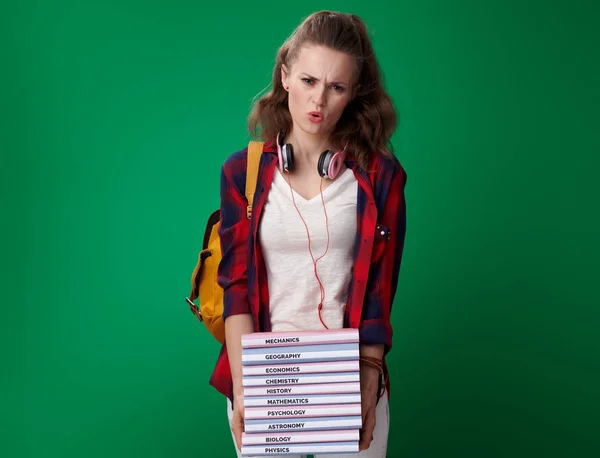 Cansada Mujer Estudiante Moderna Camisa Roja Con Mochila Auriculares Sosteniendo —  Fotos de Stock