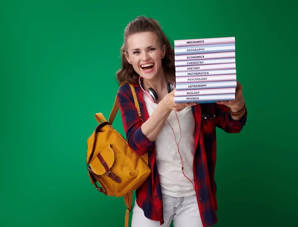 Gelukkig Moderne Student Vrouw Rode Shirt Met Rugzak Hoofdtelefoon Stapel — Stockfoto