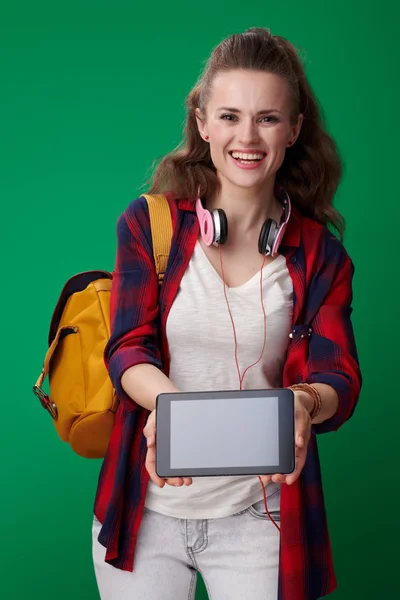 Gelukkig Moderne Student Vrouw Rode Shirt Met Rugzak Hoofdtelefoon Weergegeven — Stockfoto