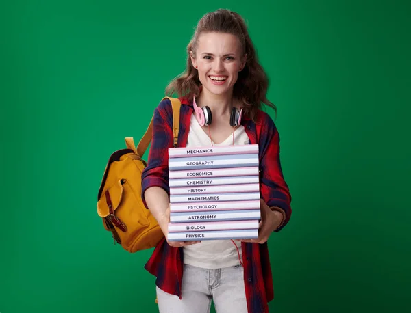 Glimlachend Jonge Student Vrouw Rode Shirt Met Rugzak Hoofdtelefoon Geven — Stockfoto