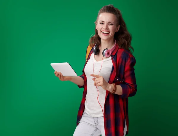 Sorrindo Moderna Estudante Mulher Camisa Vermelha Com Mochila Fones Ouvido — Fotografia de Stock