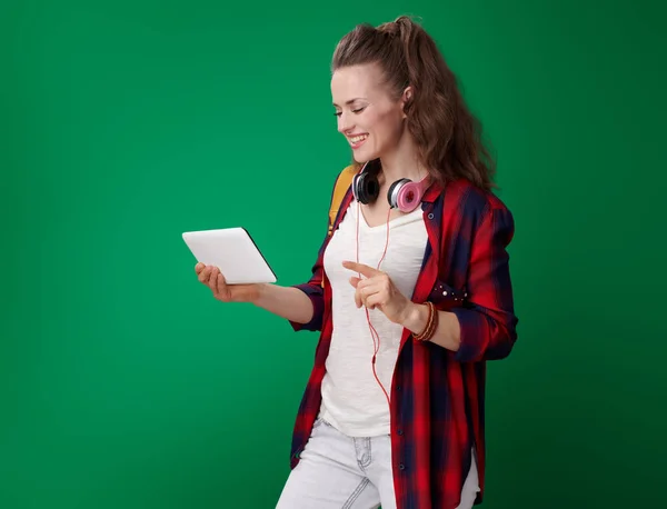 Uśmiechnięta Kobieta Atrakcyjna Studentka Czerwonej Koszuli Plecaka Słuchawki Pomocą Tabletu — Zdjęcie stockowe
