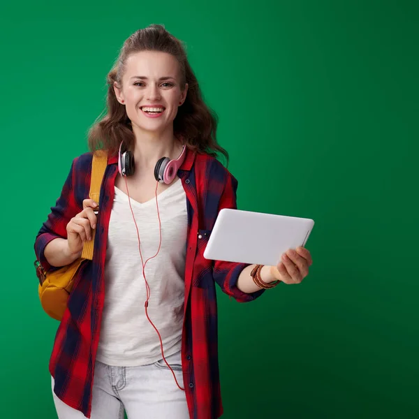 Lachende Vrouw Van Moderne Student Rode Shirt Met Rugzak Koptelefoon — Stockfoto