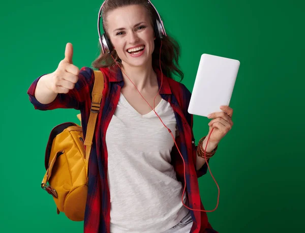 Gelukkig Moderne Student Vrouw Rode Shirt Met Rugzak Hoofdtelefoon Bedrijf — Stockfoto