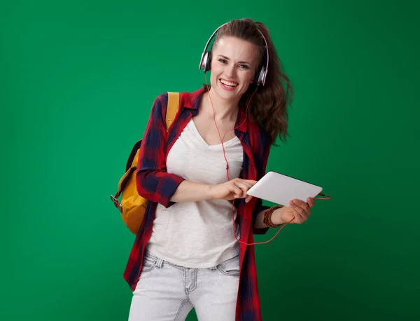 Lachende Jonge Student Vrouw Rode Shirt Met Rugzak Koptelefoon Met — Stockfoto