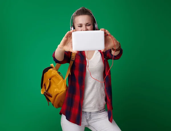 Moderne Student Vrouw Rode Shirt Met Rugzak Hoofdtelefoon Selfie Nemen — Stockfoto