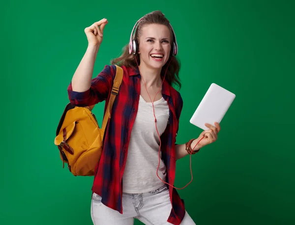 Glimlachend Moderne Student Vrouw Rode Shirt Met Rugzak Hoofdtelefoon Bedrijf — Stockfoto