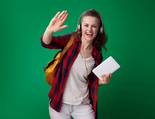 Mutlu Modern Öğrenci Kadın Sırt Çantası Holding Kulaklık Ile Kırmızı — Stok fotoğraf