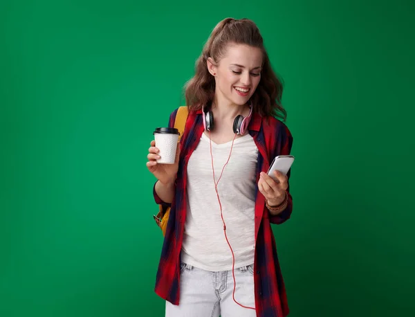 Glimlachend Moderne Student Vrouw Rode Shirt Met Rugzak Hoofdtelefoons Houden — Stockfoto