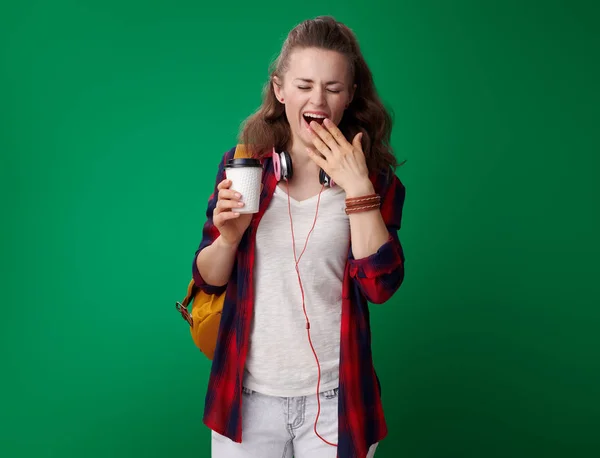 Jonge Student Vrouw Rode Shirt Met Rugzak Hoofdtelefoons Houden Koffiekopje — Stockfoto