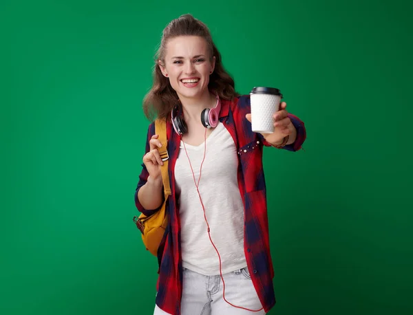 Sorrindo Moderna Estudante Mulher Camisa Vermelha Com Mochila Fones Ouvido — Fotografia de Stock