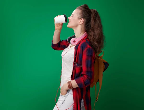 Sorrindo Moderna Estudante Mulher Uma Camisa Vermelha Com Mochila Fones — Fotografia de Stock