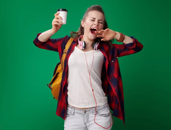 Mladý Student Žena Červené Košili Batohem Sluchátka Držící Šálek Kávy — Stock fotografie
