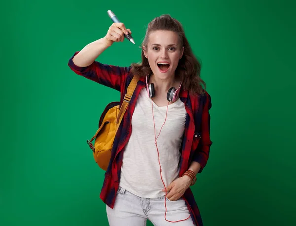 Vrolijke Moderne Student Vrouw Rode Shirt Met Rugzak Hoofdtelefoon Schrijven — Stockfoto