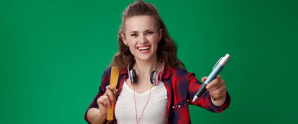Glimlachend Aantrekkelijke Student Vrouw Met Rugzak Hoofdtelefoon Tonen Grote Pen — Stockfoto