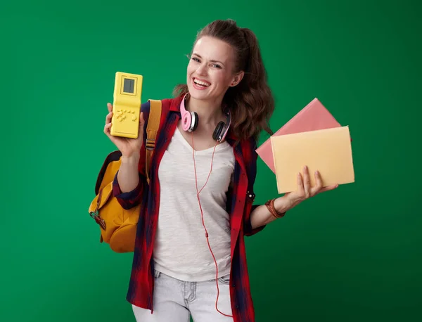 Çekici Öğrenci Kadın Sırt Çantası Kulaklık Kitap Video Oyunu Yeşil — Stok fotoğraf