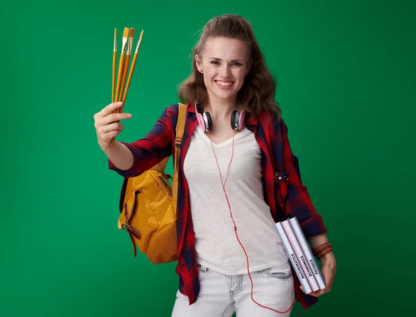 Lachende Vrouw Van Moderne Student Rode Shirt Met Rugzak Hoofdtelefoons — Stockfoto