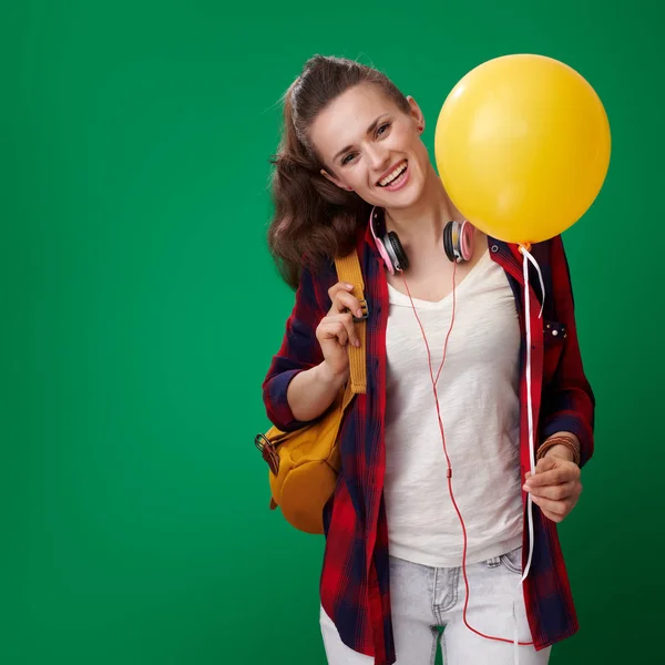 Glimlachend Moderne Student Vrouw Rode Shirt Met Rugzak Hoofdtelefoon Bedrijf — Stockfoto