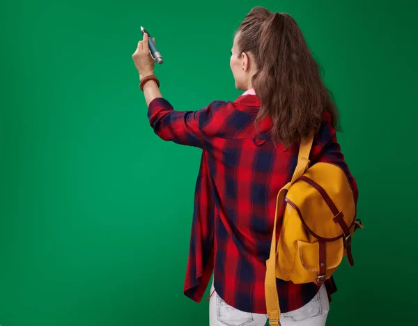 Visão Traseira Estudante Mulher Camisa Vermelha Com Mochila Fones Ouvido — Fotografia de Stock