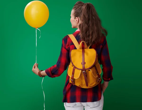 Achteraanzicht Van Moderne Student Vrouw Rode Shirt Met Rugzak Hoofdtelefoon — Stockfoto