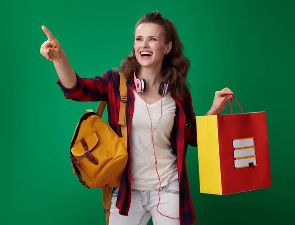 Sonriente Joven Estudiante Mujer Camisa Roja Con Mochila Auriculares Sosteniendo — Foto de Stock