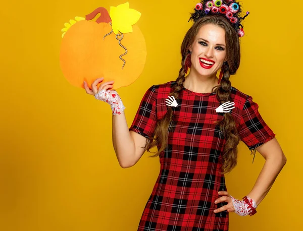 Lycklig Moderna Kvinna Mexikansk Stil Halloweenkostym Visar Dekorativa Pumpa Gul — Stockfoto