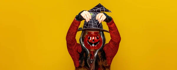 Halloween Boszorkány Ruha Gazdaságot Jack Lámpa Arcát Előtt Sárga Háttér — Stock Fotó
