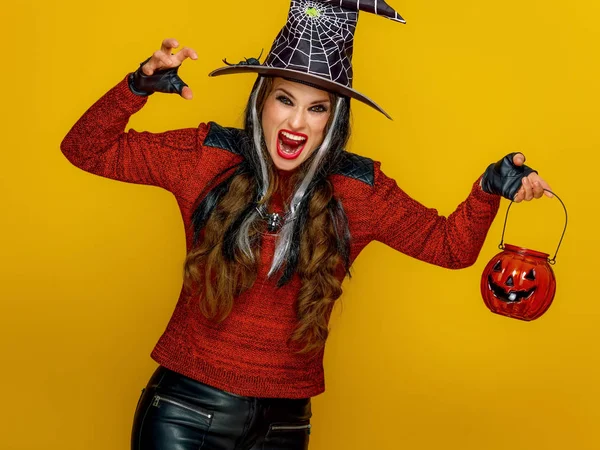 Moderní Žena Halloween Kostýmu Čarodějnice Drží Jack Lucernou Zároveň Děsivé — Stock fotografie