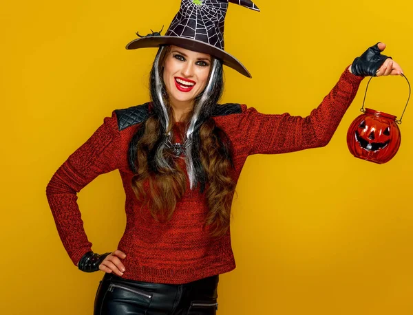 Szczęśliwy Nowoczesna Kobieta Strój Czarownicy Halloween Gospodarstwa Jack Lantern Żółtym — Zdjęcie stockowe