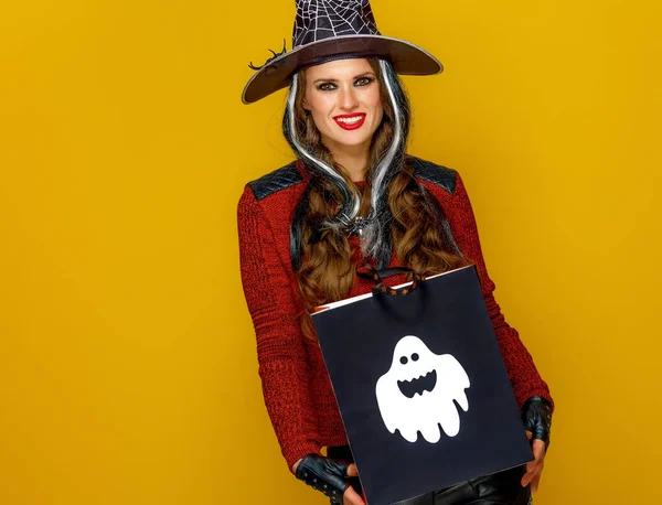 Gelukkig Jonge Vrouw Heks Kostuum Halloween Boodschappentas Houden Gele Achtergrond — Stockfoto