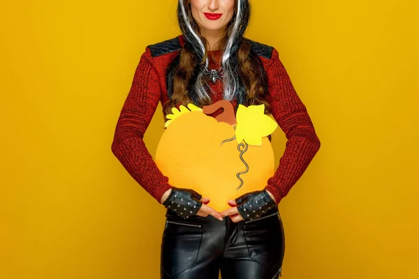 Sonriente Mujer Moderna Traje Bruja Halloween Mostrando Calabaza Decorativa Sobre — Foto de Stock