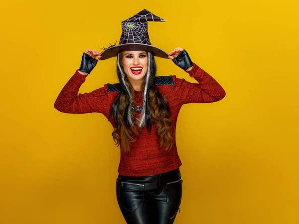 Portrét Usmívající Moderní Ženy Halloween Kostýmu Čarodějnice Pózuje Žlutém Podkladu — Stock fotografie