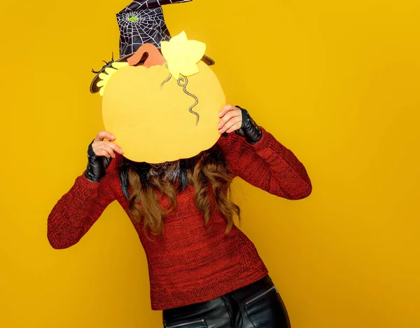 Jovem Mulher Halloween Bruxa Traje Segurando Abóbora Decorativa Frente Rosto — Fotografia de Stock