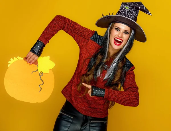 Mulher Moderna Feliz Traje Bruxa Halloween Apontando Para Abóbora Decorativa — Fotografia de Stock