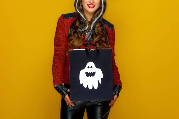 Szczęśliwa Młoda Kobieta Strój Czarownicy Halloween Gospodarstwa Torba Zakupy Żółtym — Zdjęcie stockowe