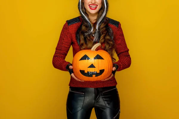 Úsměvem Mladá Žena Halloween Čarodějnice Kostým Ukazuje Jack Lantern Dýně — Stock fotografie