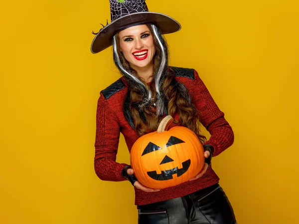 Sorridente Jovem Mulher Halloween Bruxa Traje Mostrando Jack Lanterna Abóbora — Fotografia de Stock
