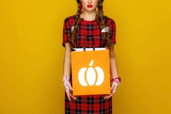 Moderne Frau Mexikanischen Stil Halloween Kostüm Mit Einkaufstasche Auf Gelbem — Stockfoto