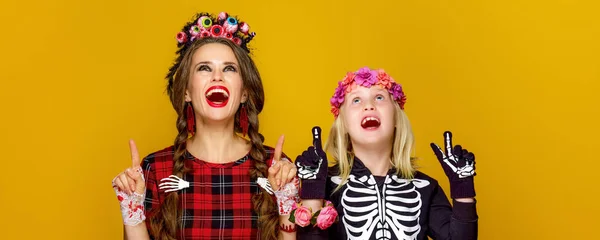 Sorridente Moderna Madre Figlia Stile Messicano Costumi Halloween Guardando Puntando — Foto Stock