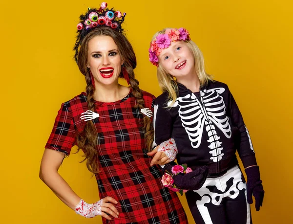 Feliz Madre Hija Moderna Trajes Halloween Estilo Mexicano Mirando Cámara —  Fotos de Stock