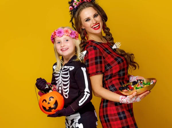 Madre Hijo Trajes Halloween Estilo Mexicano Sosteniendo Placa Con Caramelos —  Fotos de Stock