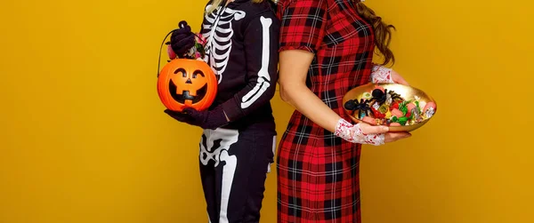 Mãe Criança Estilo Mexicano Trajes Halloween Segurando Prato Com Doces — Fotografia de Stock