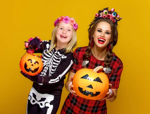 Sonrientes Madre Moderna Hija Trajes Halloween Estilo Mexicano Mostrando Calabazas —  Fotos de Stock