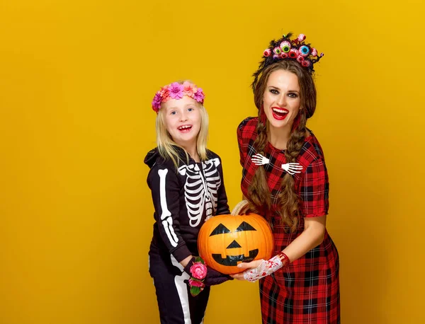 Feliz Madre Moderna Niño Trajes Halloween Estilo Mexicano Con Calabaza —  Fotos de Stock