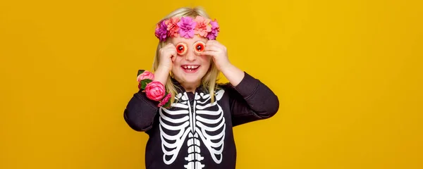 Niño Alegre Disfraz Esqueleto Halloween Disfrutando Mientras Sostiene Los Ojos — Foto de Stock