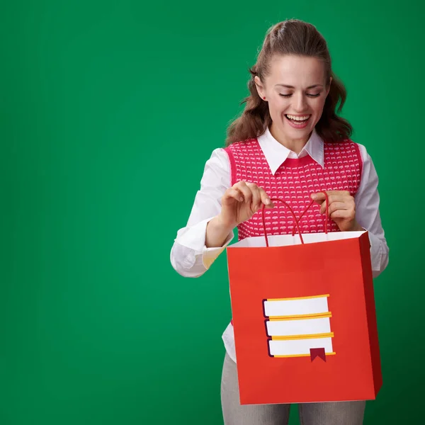 Sorrindo Jovem Estudante Mulher Colete Vermelho Olhando Para Saco Compras — Fotografia de Stock